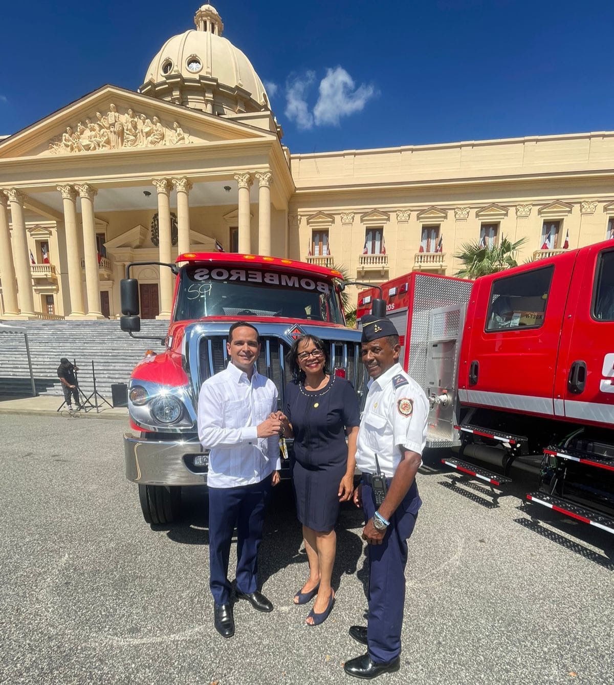 Gobierno entrega camión de bomberos para el distrito municipal de Maimón