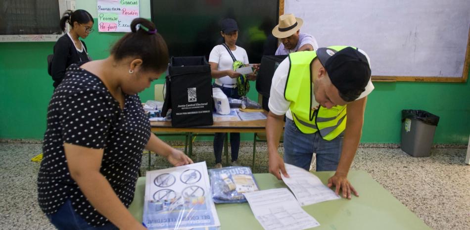 JCE realiza junto a delegados de los partidos verificación previa en centros de votación de Puerto Plata