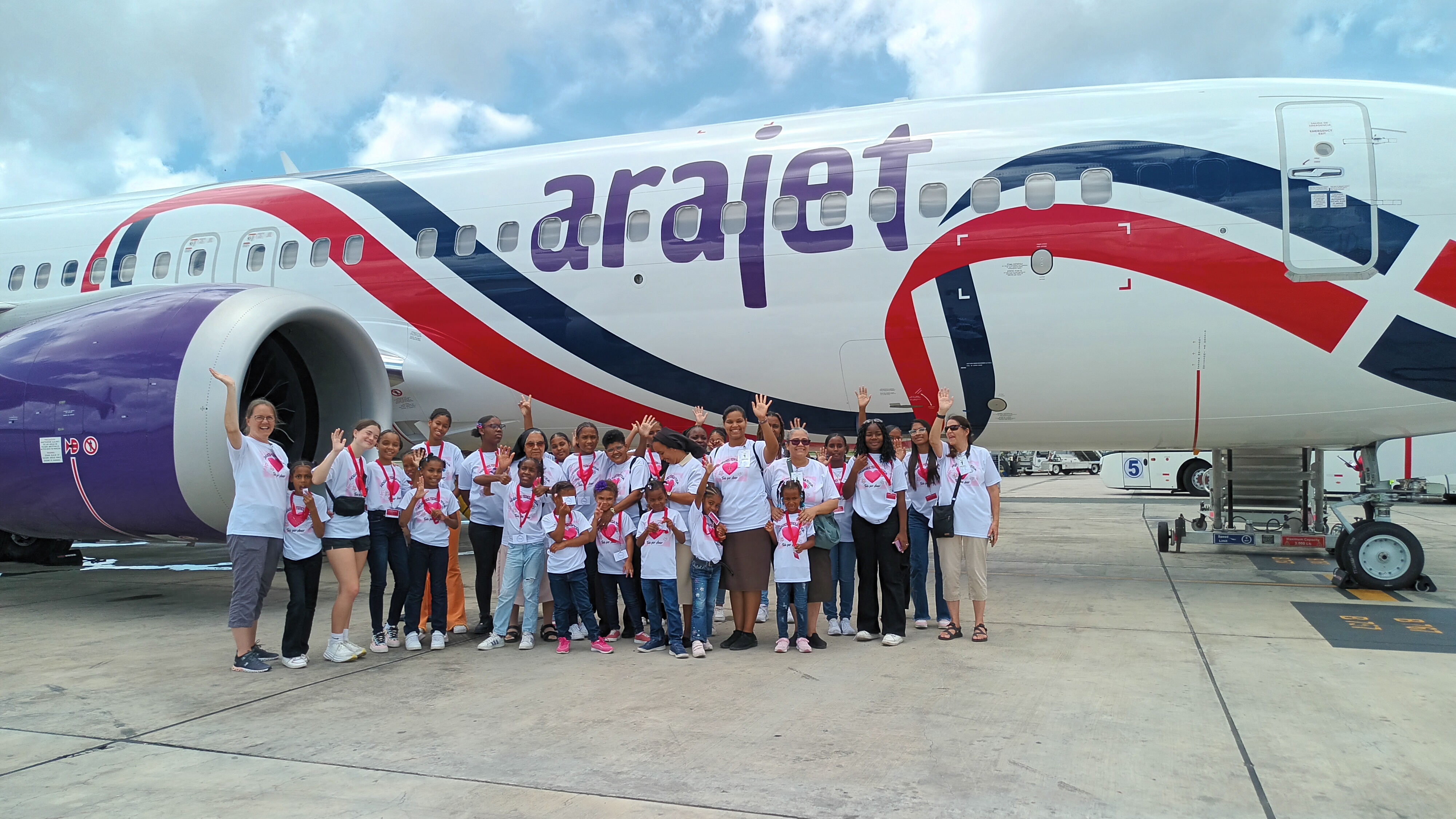 AERODOM y Arajet dan la oportunidad a niñas de conocer un aeropuerto y montarse en avión por primera vez