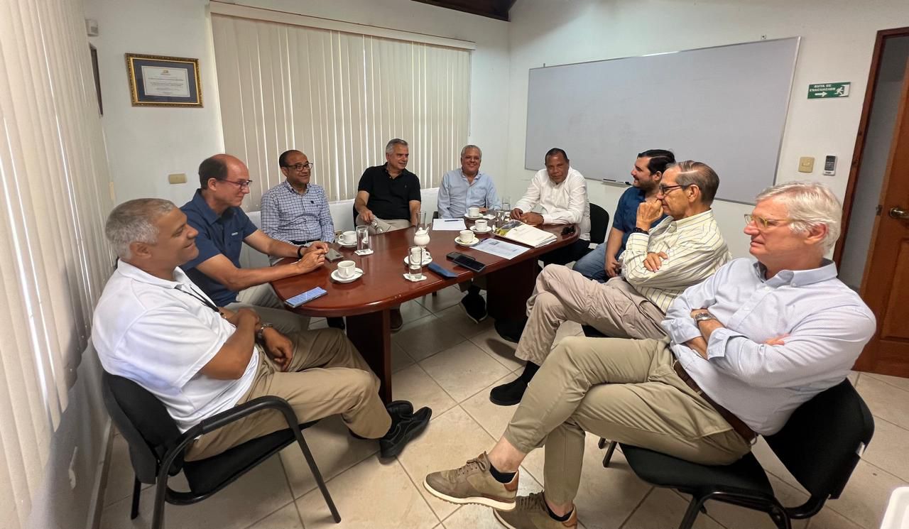 Asociación de Hoteles de Playa Dorada y alcalde Roquelito García se reúnen para coordinar acciones