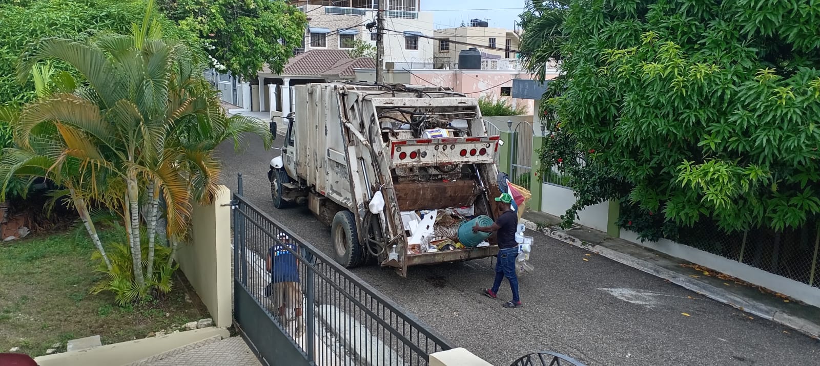 Ayuntamiento comienza a normalizar recogida de basura en sectores y urbanizaciones de Puerto Plata