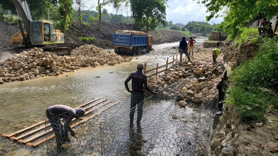 Gobierno construye muros de gaviones protegerán de inundaciones a sectores de Imbert