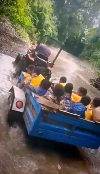Estudiantes de Los Caños en Maimón corren peligro para ir a escuela por crecida de río   