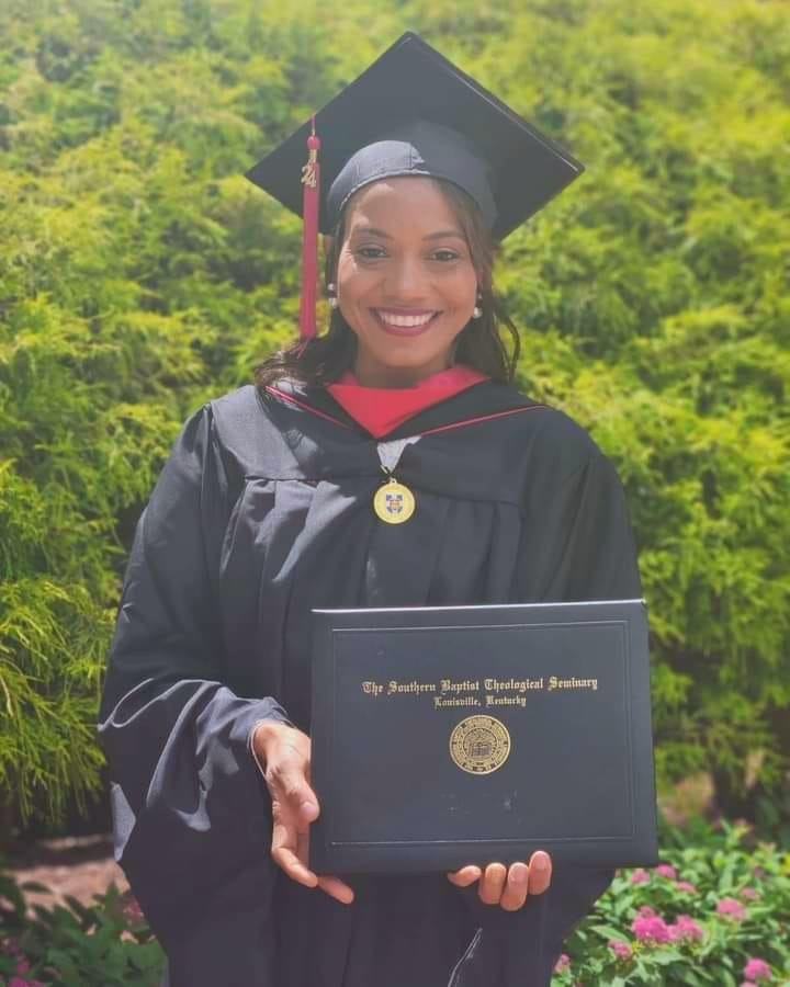 ¡Que Bueno! Joven puertoplateña se gradúa de Máster en Teología en universidad cristiana de Estados Unidos