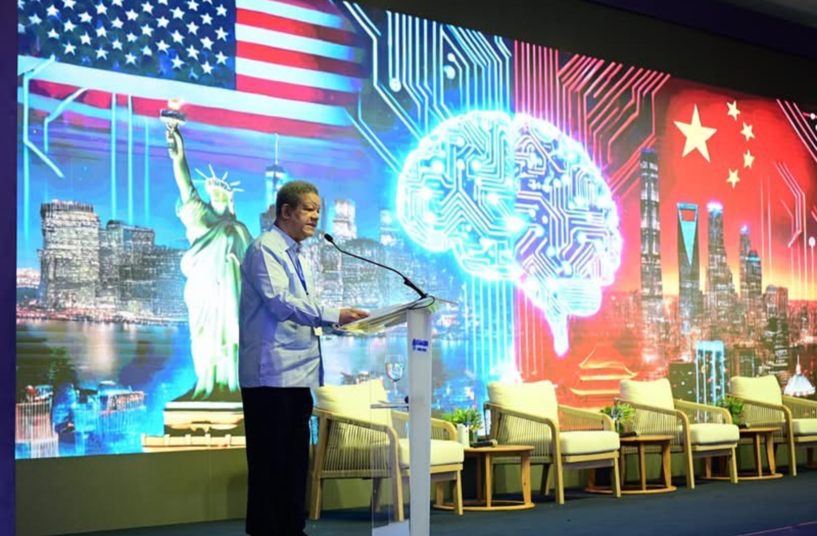 Leonel Fernández asegura que la humanidad necesita una inteligencia artificial más incluyente, “que empodere a las personas”  