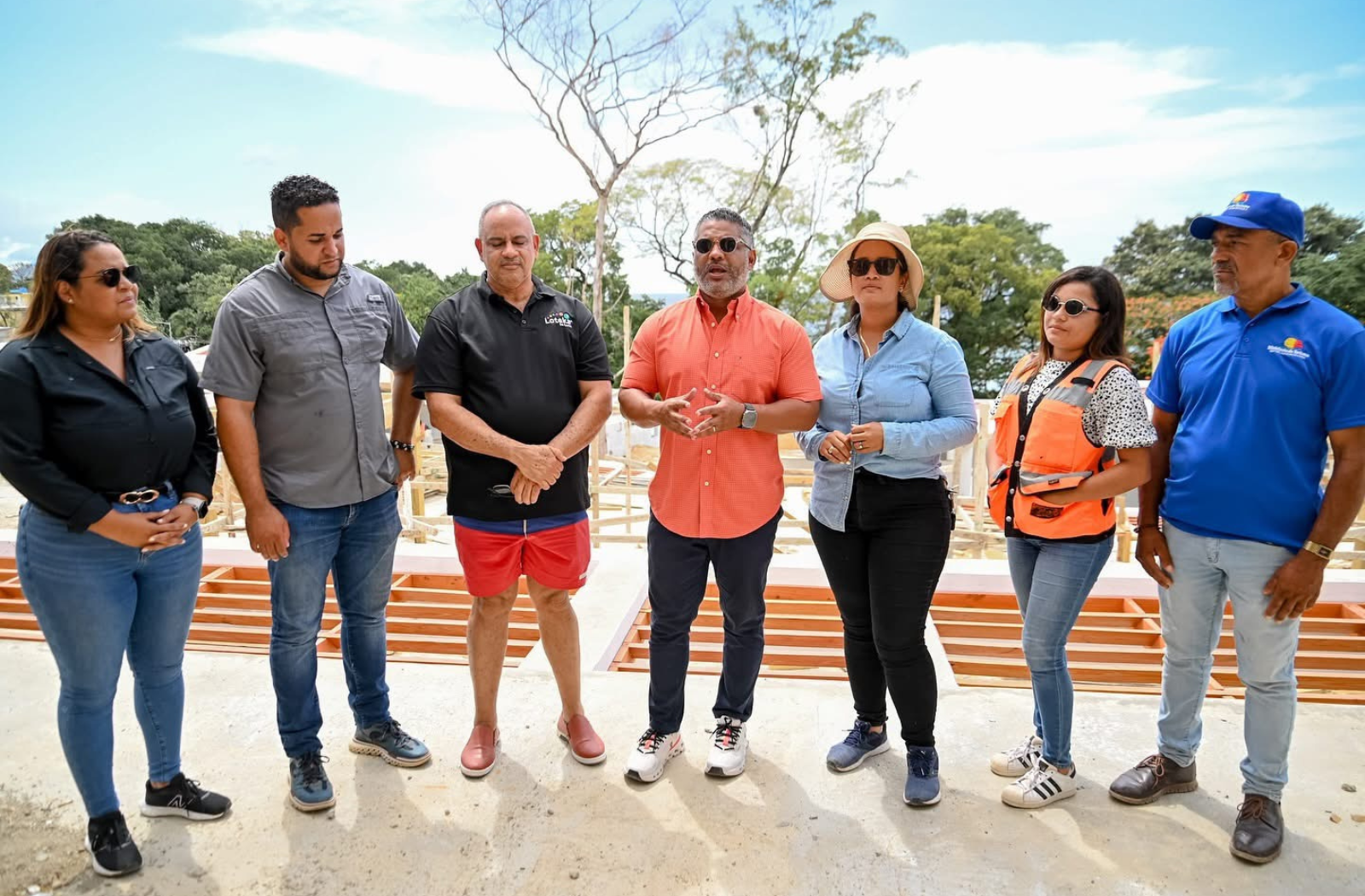 Director Regional de Turismo, Atahualpa Paulino, encabeza recorrido de supervisión en obras de remozamiento playa sosúa  