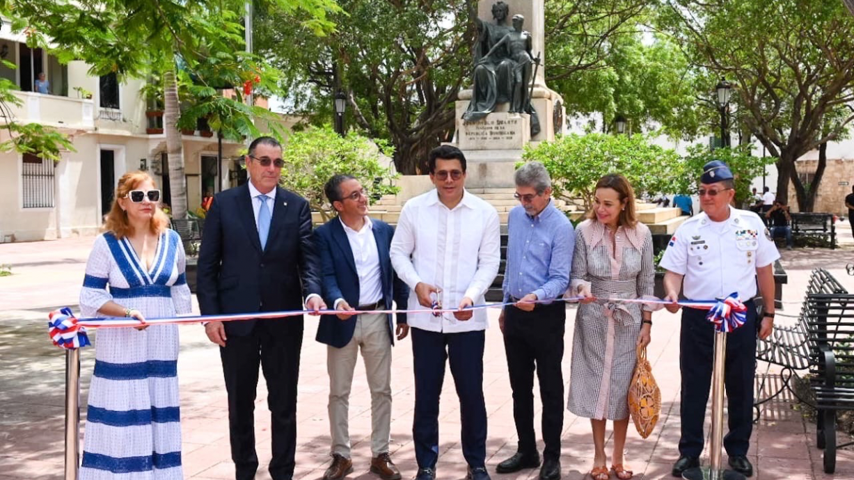David Collado reinaugura el parque Duarte y deja abierta calle Las Mercedes en Ciudad Colonial  