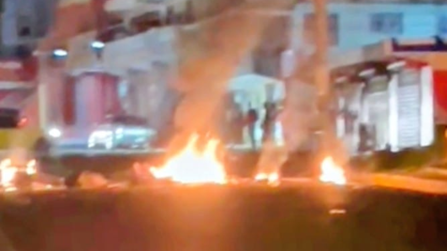   Protestan en sectores de Puerto Plata por largo apagón; agentes policiales patrullan calles y vializan tránsito