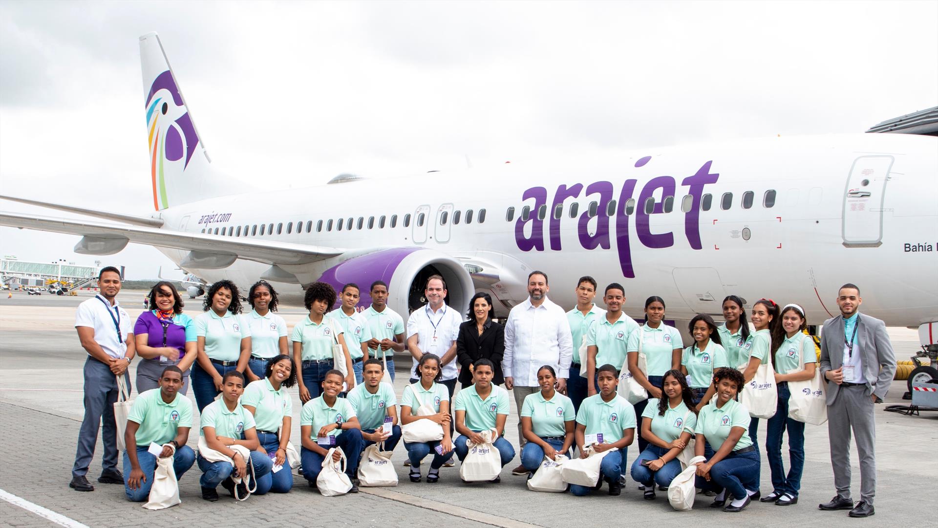 Arajet y el Aeropuerto de Punta Cana realizan primera edición de “Piloto por un Día” con jóvenes estudiantes de la región