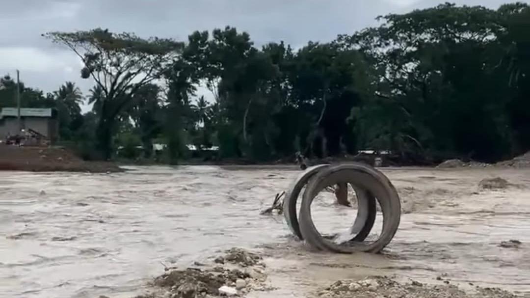     Crecida del río Camú vuelve a paralizar reconstrucción del puente en la turística Luperón