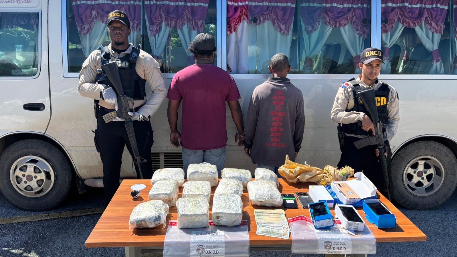 Apresan chofer y cobrador de autobús por transportar paquetes de drogas y dólares