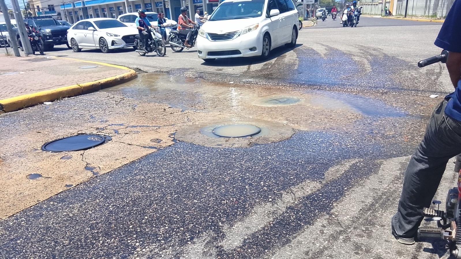 Piden a CORAAPPLATA solucionar grietas en vías y obstrucción en registros sanitarios