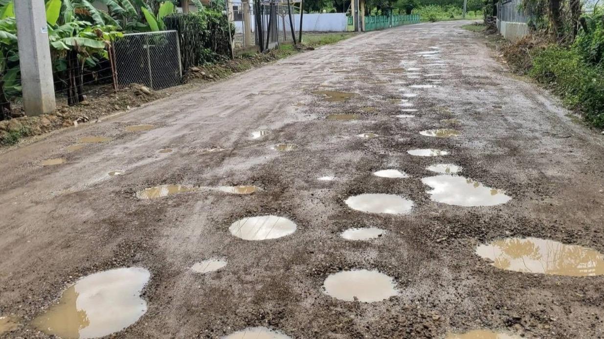 Deploran mal estado de la carretera Villa Isabela–El Estrecho; es tortuoso transitar por esa vía