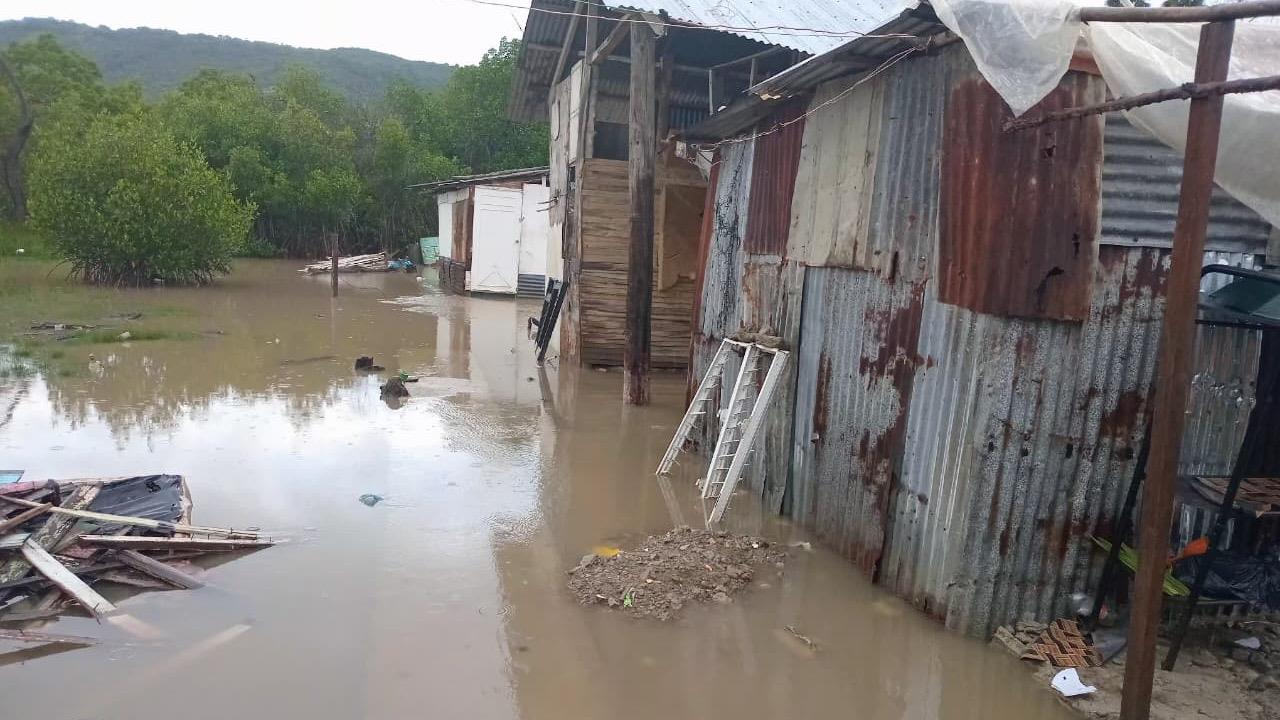 En Barrancón, Luperón, claman por ayuda oficial ante impacto de inundaciones