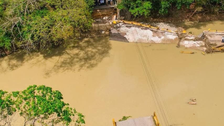 Gobierno dispone reconstrucción de puente colapsado sobre el río Camú y habilitará vía alterna