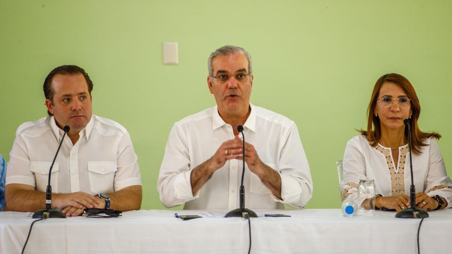 Presidente Abinader anuncia la construcción de un complejo de 112 apartamentos para afectados por las lluvias en Montellano