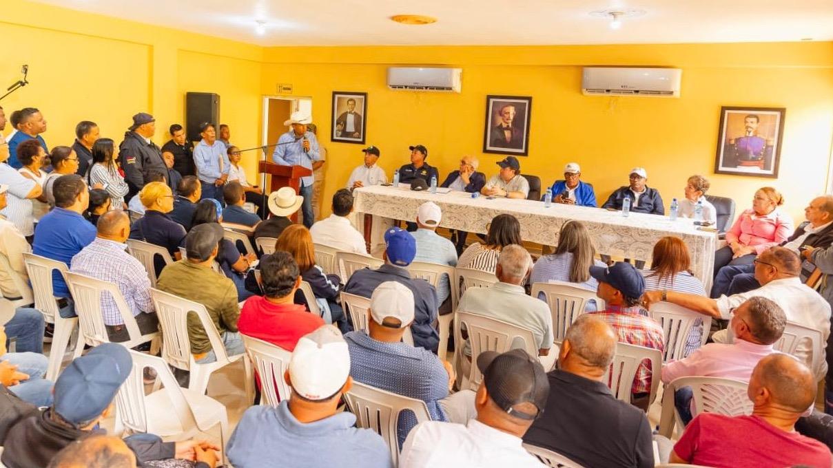 Autoridades se reúnen con productores agropecuarios afectados por lluvias en Luperón