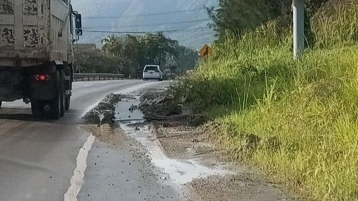 Piden limpiar vía del cúmulo de sedimentos dejado por lluvias en Cofresí