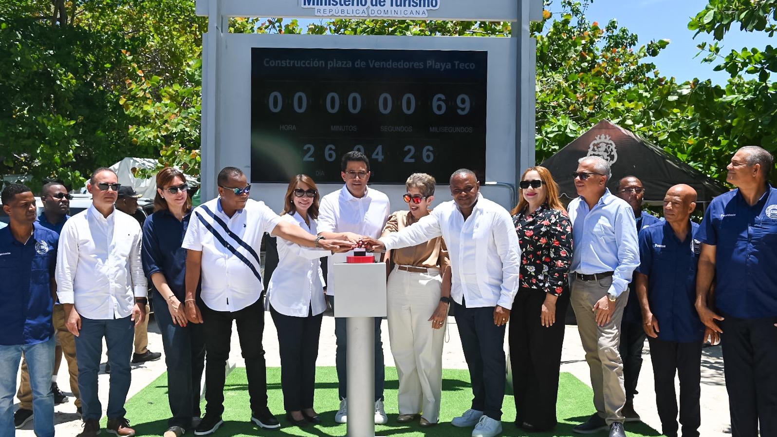 David Collado deja iniciada la construcción de plaza de vendedores en playa Teco de Maimón, Puerto Plata