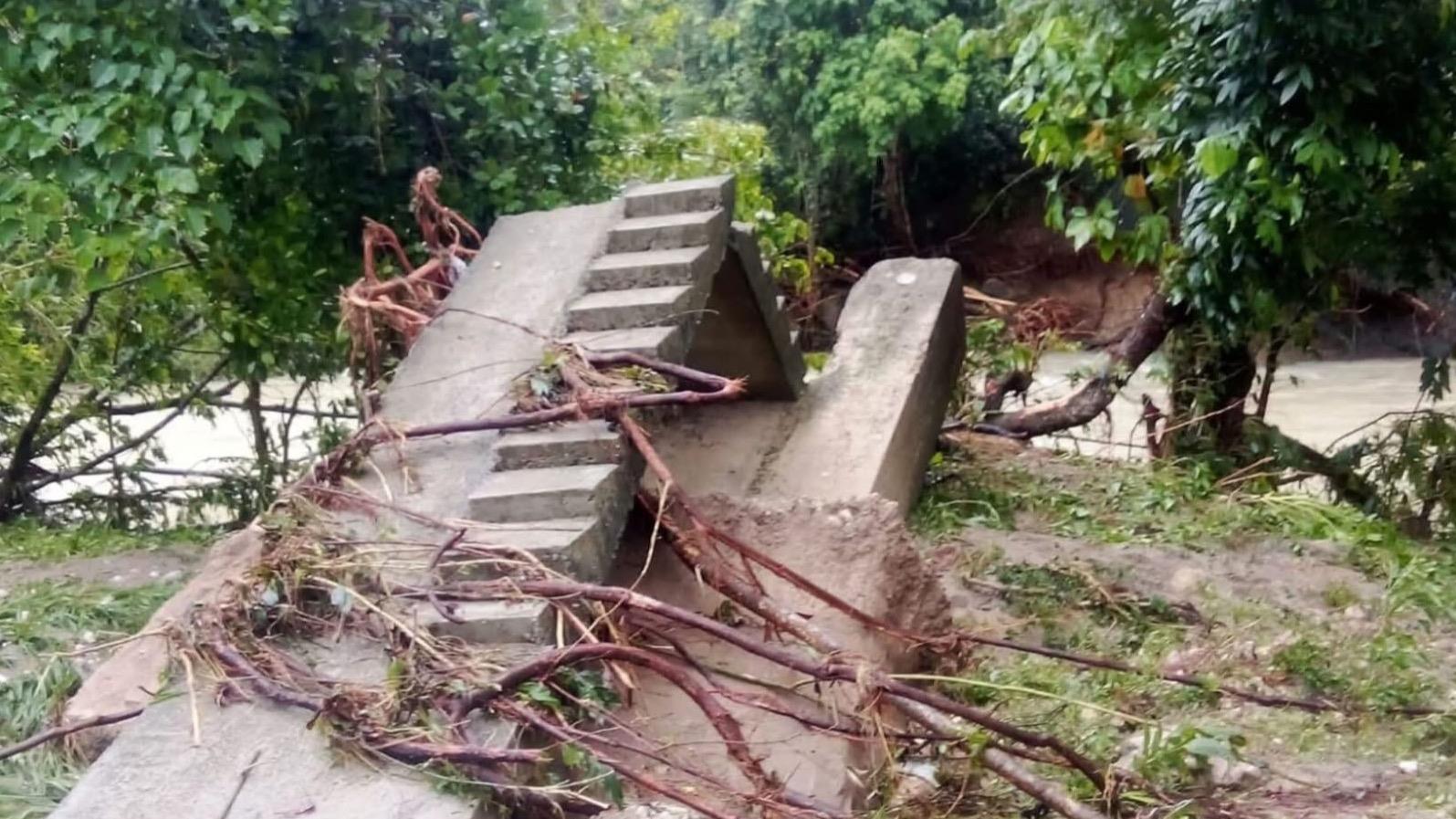 Colapsa puente que une comunidades El Naranjal y Rancho Ambrosio en Puerto Plata