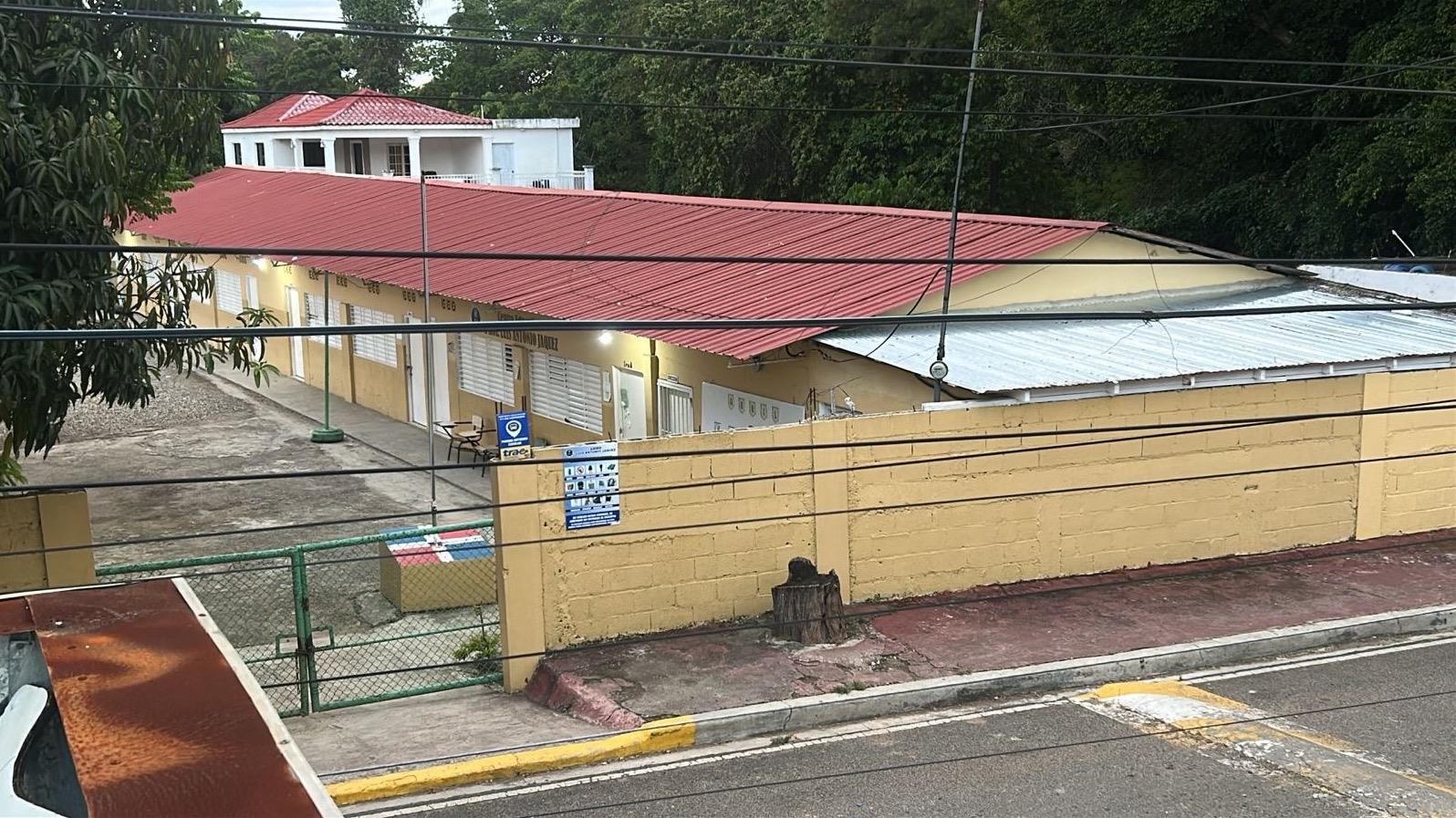 Roban equipos tecnológicos y mobiliario en escuela de El Estrecho, Luperón, Puerto Plata 