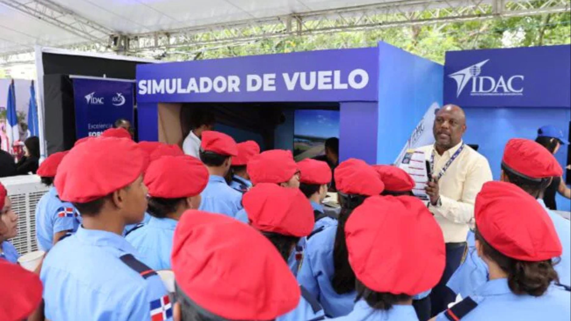 Más de 10 mil estudiantes viven experiencia del simulador de vuelo en la Feria Regional del Libro y la Cultura del Cibao 2026
