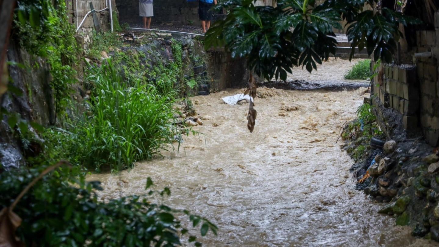 Nuevamente, intensas lluvias desbordan ríos, arroyos y cañadas en Puerto Plata