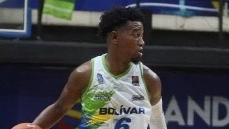 Puertoplateño Kelvin “El Pollito” Peña se destaca en baloncesto superior de Venezuela