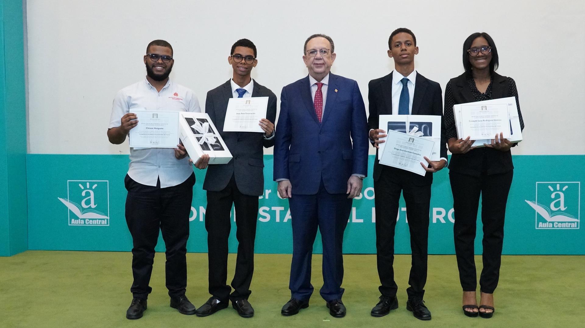 Banco Central premia ganadores de su XIII competencia académica “Economistas del Futuro”
