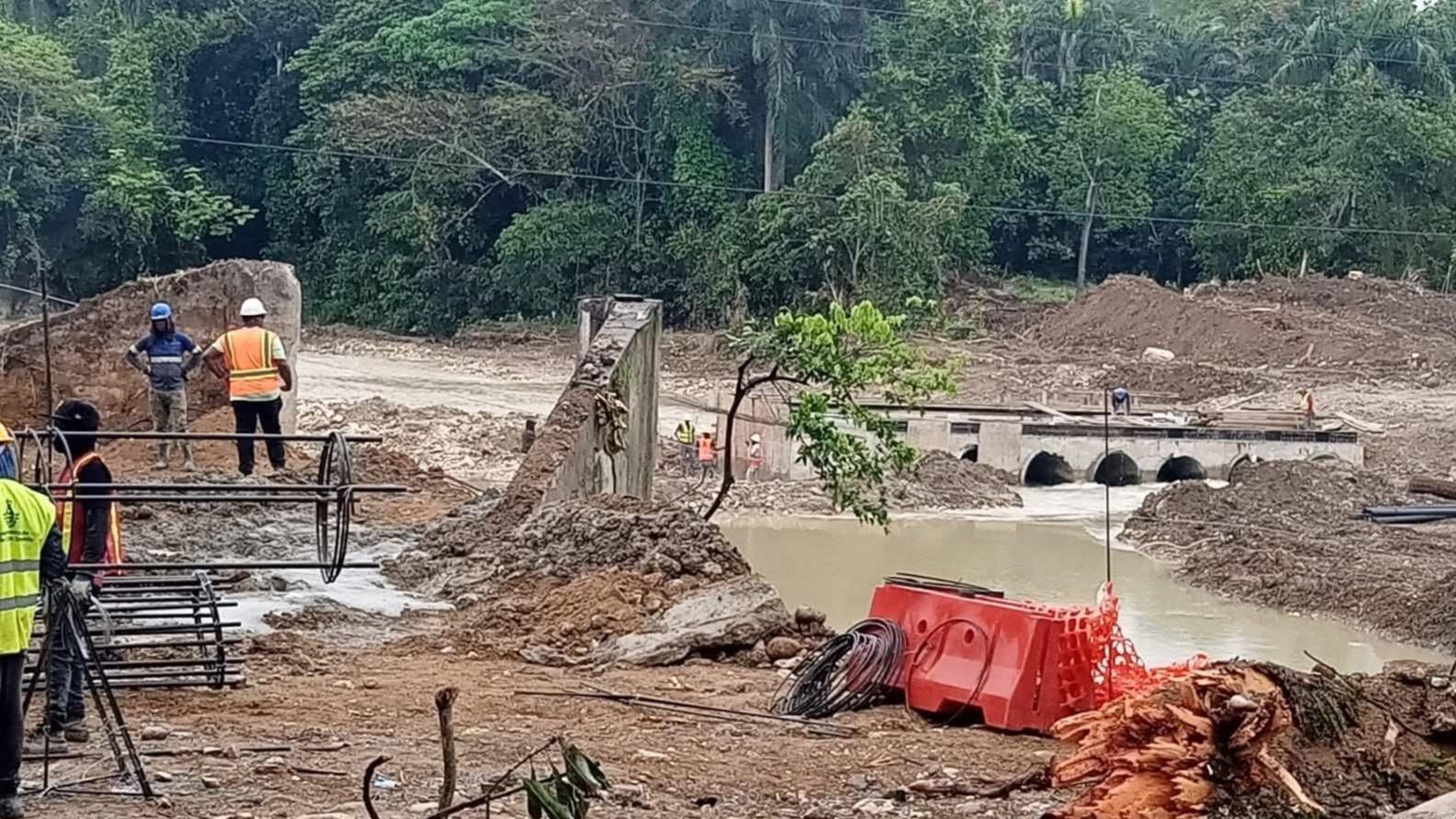 Ejecutan construcción de badén para facilitar paso por el río Camú tras caída de puente