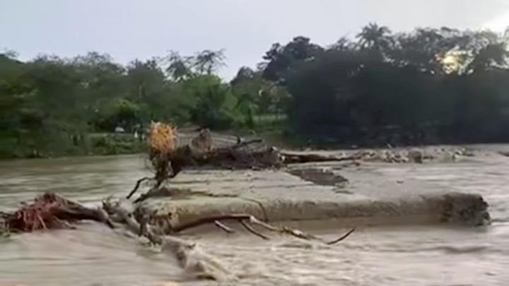 Crecida río Bajabonico rompe carretera y cierra paso hacia comunidades en Imbert