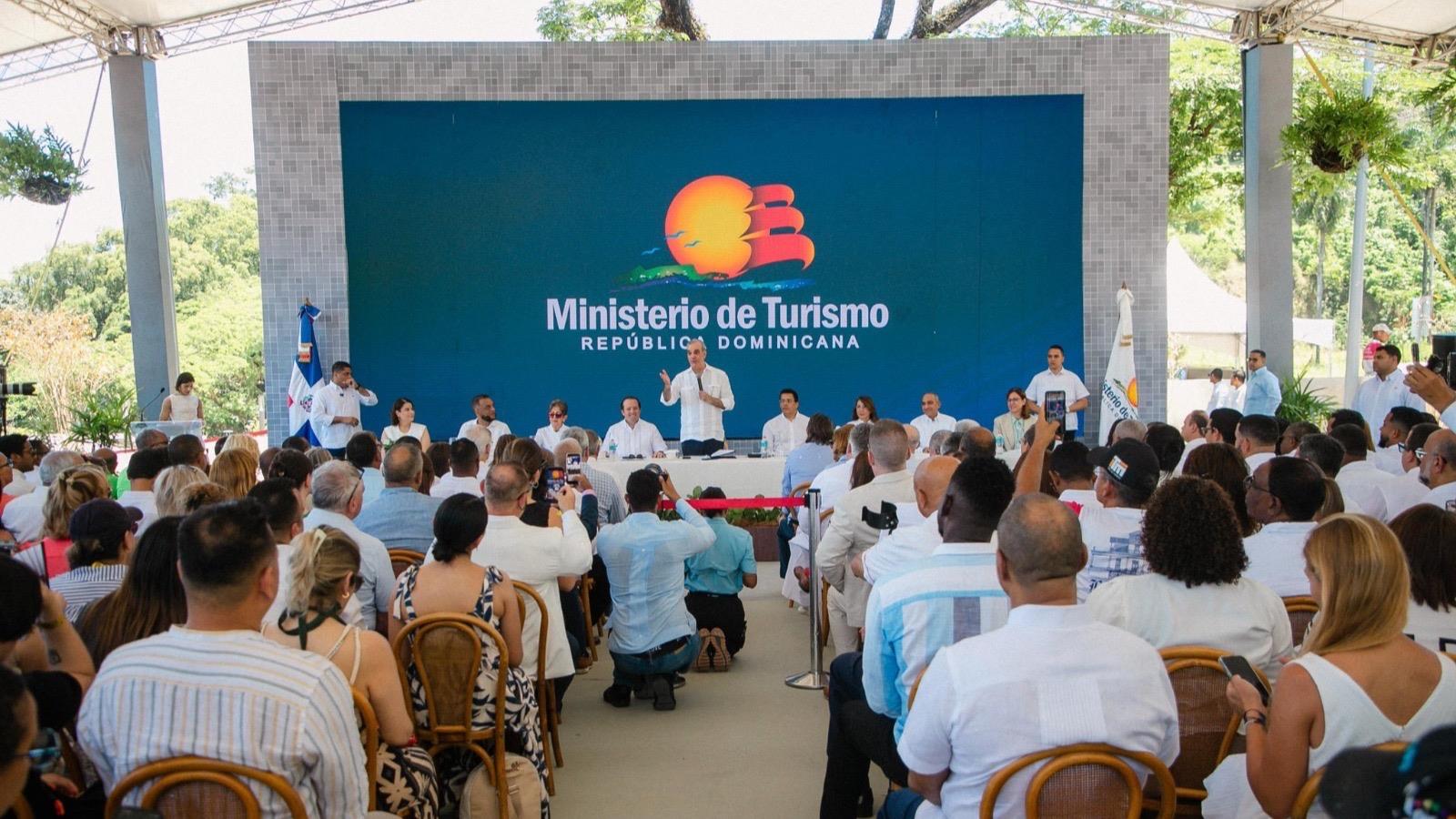 Abinader comparte anécdotas de su infancia y juventud en Sosúa