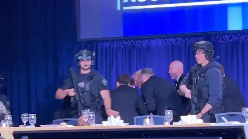 Presidente Donald Trump evacuado del salón donde se celebraba la Cena de los Corresponsales de la Casa Blanca