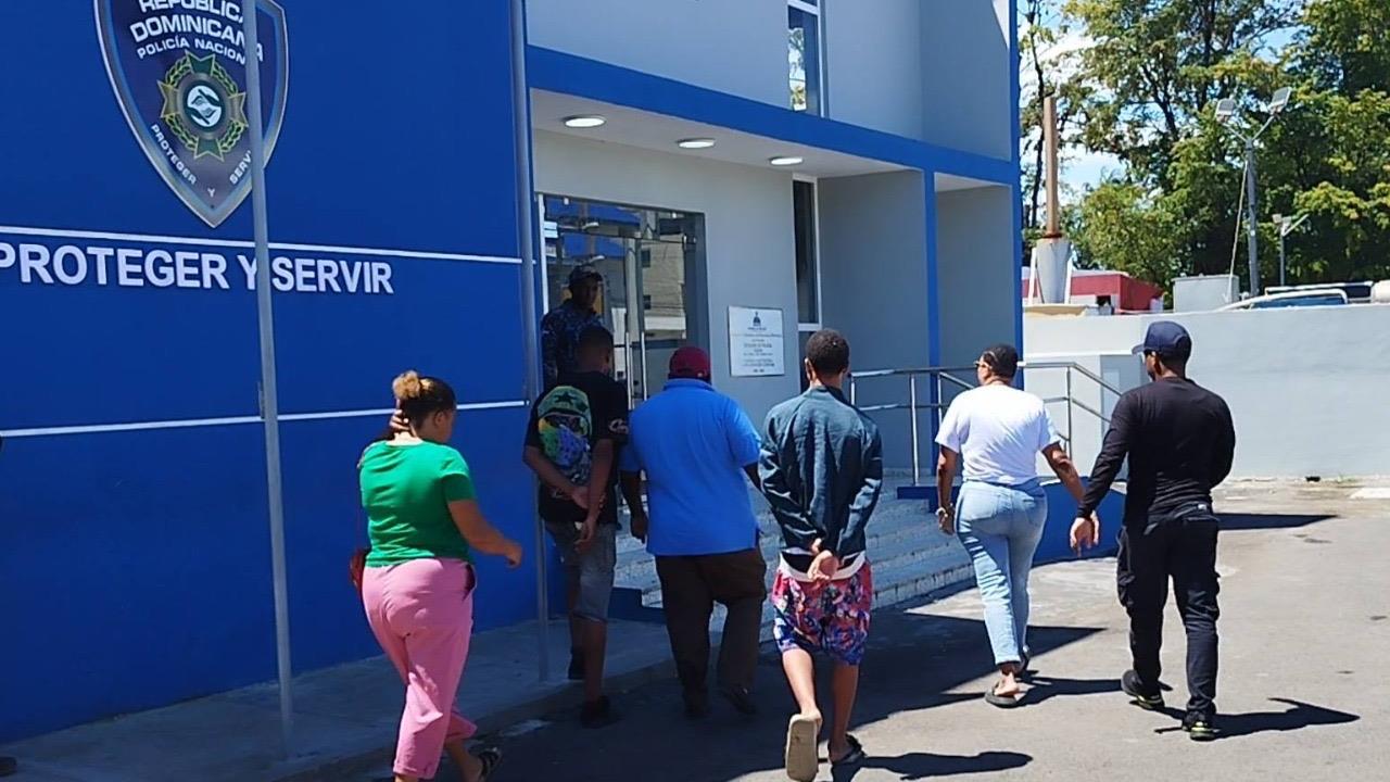 Entregan a dos menores en estación policial de Sosúa; serán investigados por robos