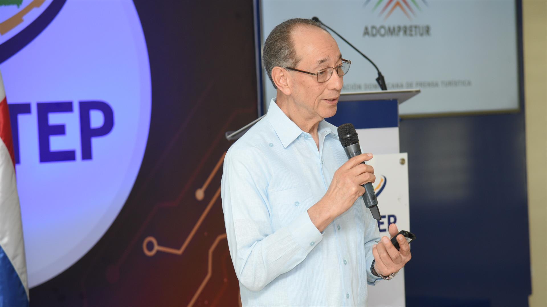 Luis Felipe Aquino imparte cátedra sobre los orígenes y evolución del turismo en conversatorio de Adompretur