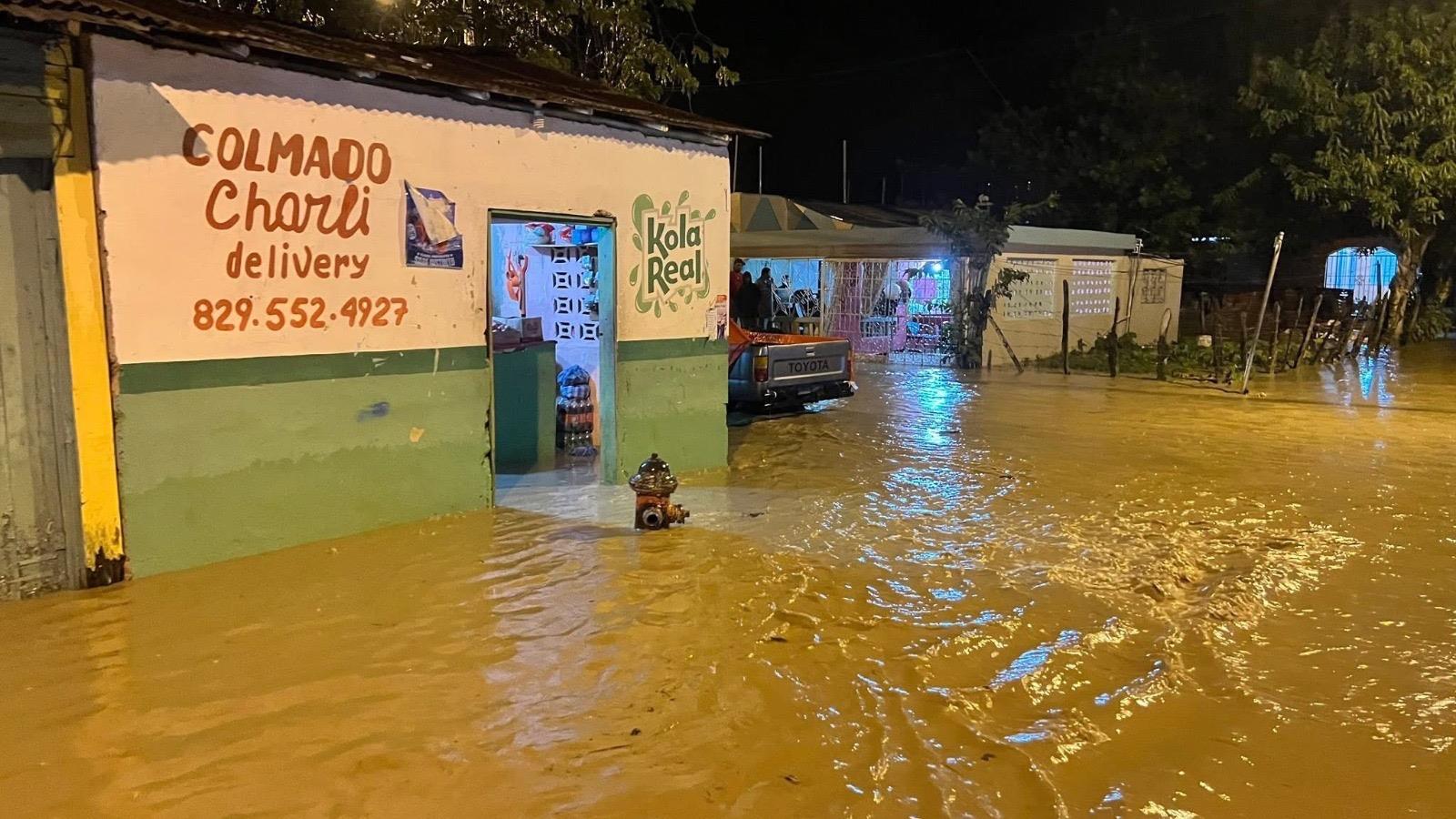 Copiosas lluvias causan inundaciones en Puerto Plata tras crecida de ríos y cañadas
