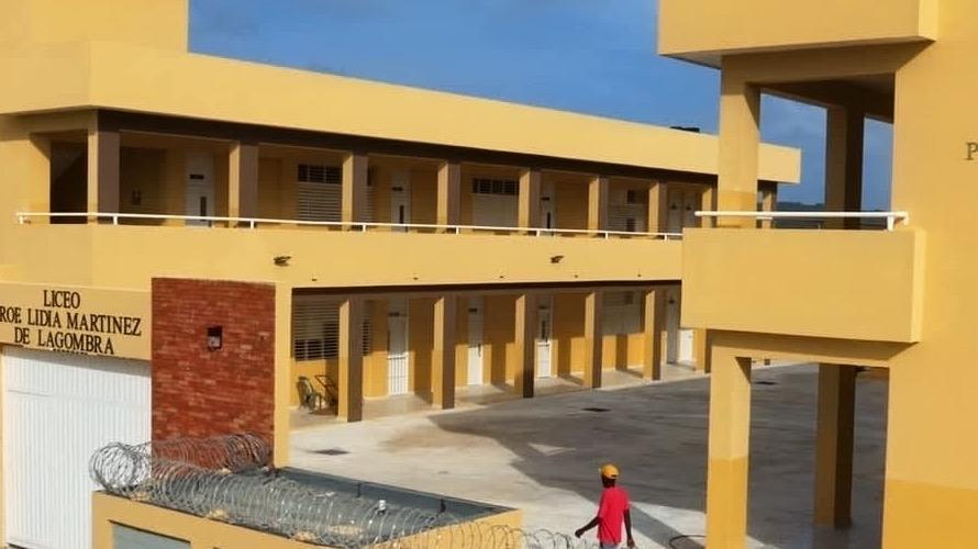 Policía detiene a cinco menores que intentaron entrar armados a liceo de Cabarete y agredieron a portero