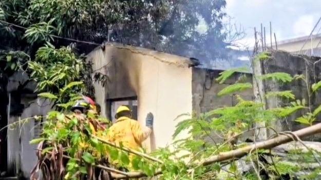 Explosión de teléfono celular causa incendio de vivienda en Villa Montellano