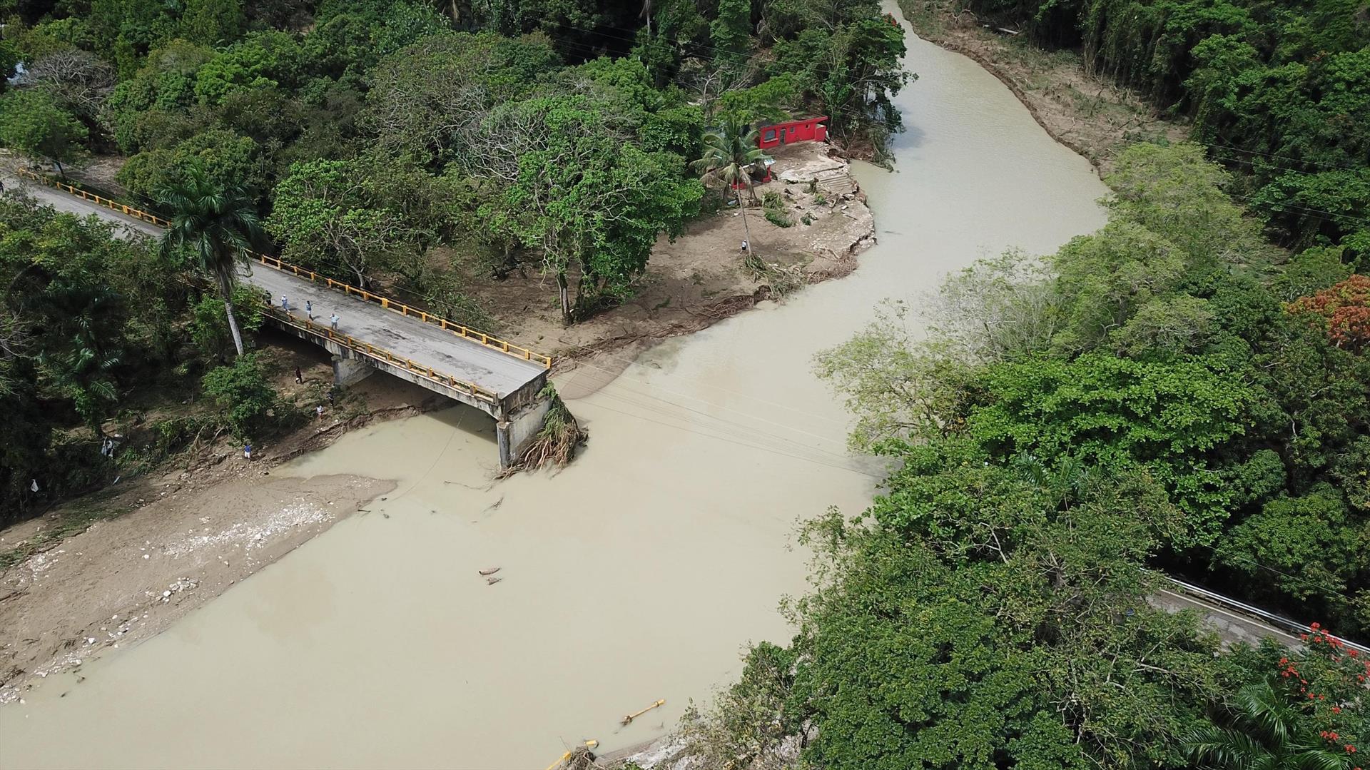 Crecidas de ríos colapsan puentes e inundan miles de viviendas en localidades de Puerto Plata