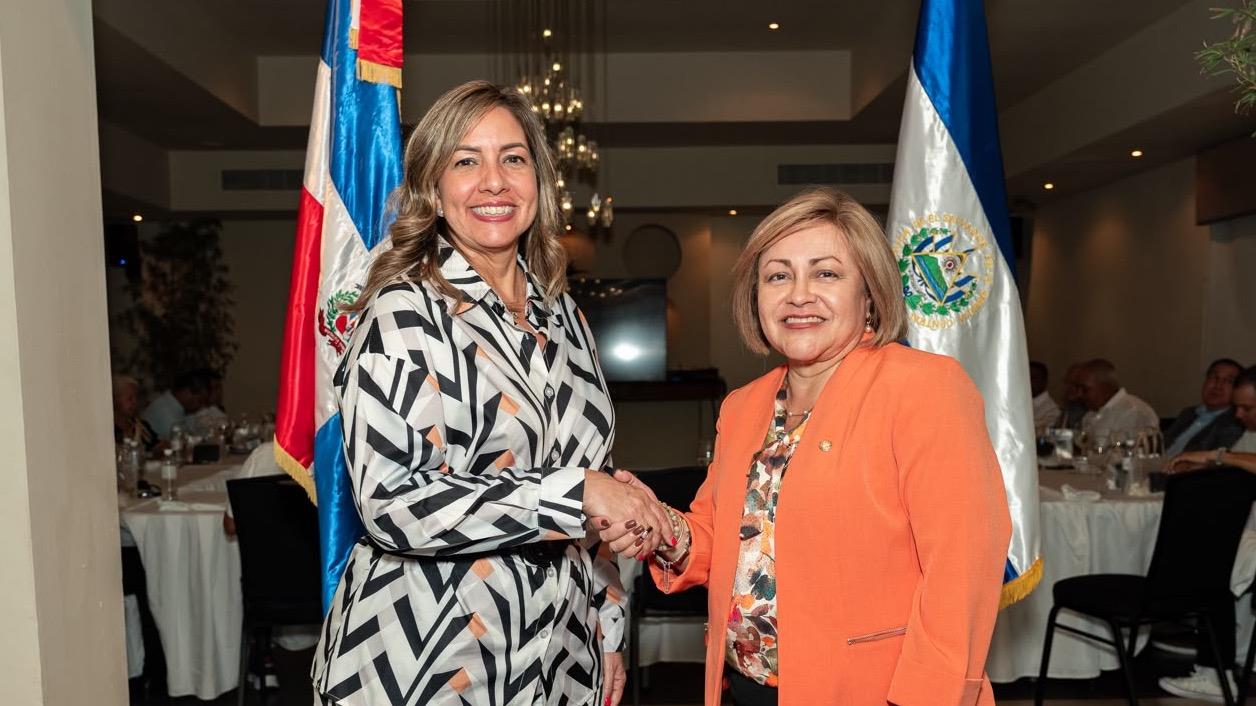 Embajadora de El Salvador visita Cámara de Comercio de Puerto Plata