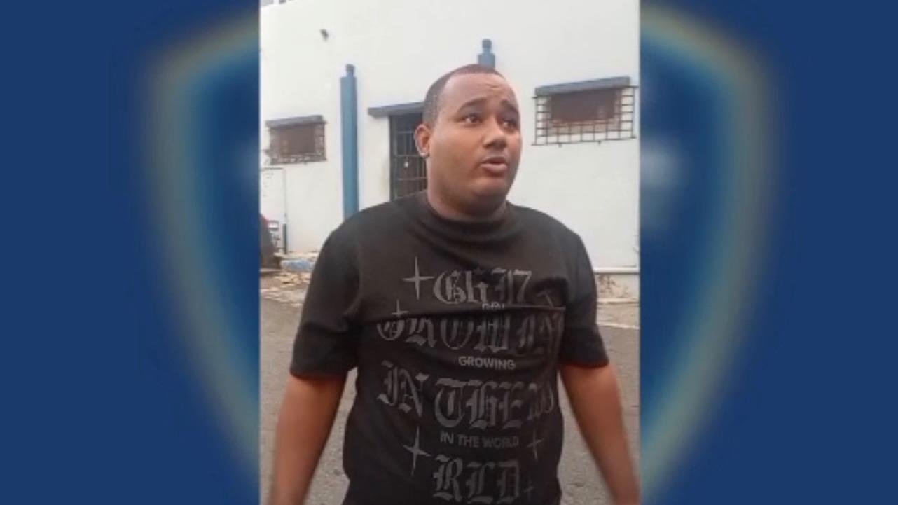 Joven con orden de arresto por presunto homicidio se entrega a la Policía en Puerto Plata