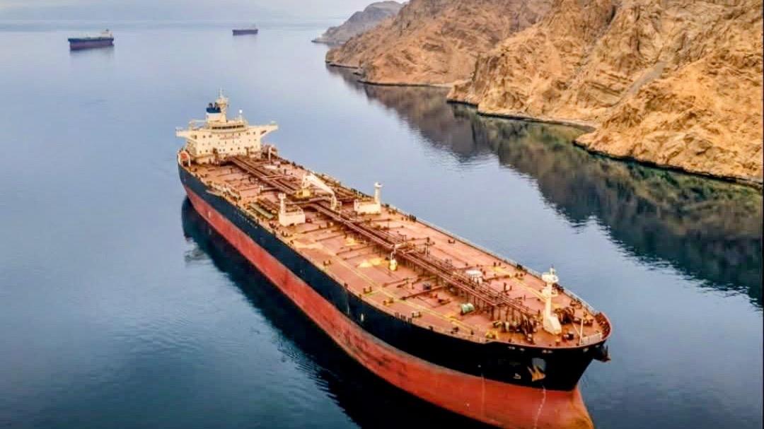 Advierten que miles de barcos inmovilizados en los golfos Pérsico y de Omán podrían desatar una “invasión marina” a escala mundial