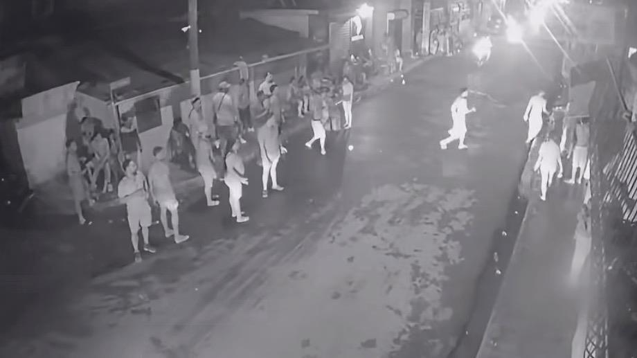 Grupos de ciudadanos agreden a agentes policiales en Puerto Plata tras incautación de bocinas