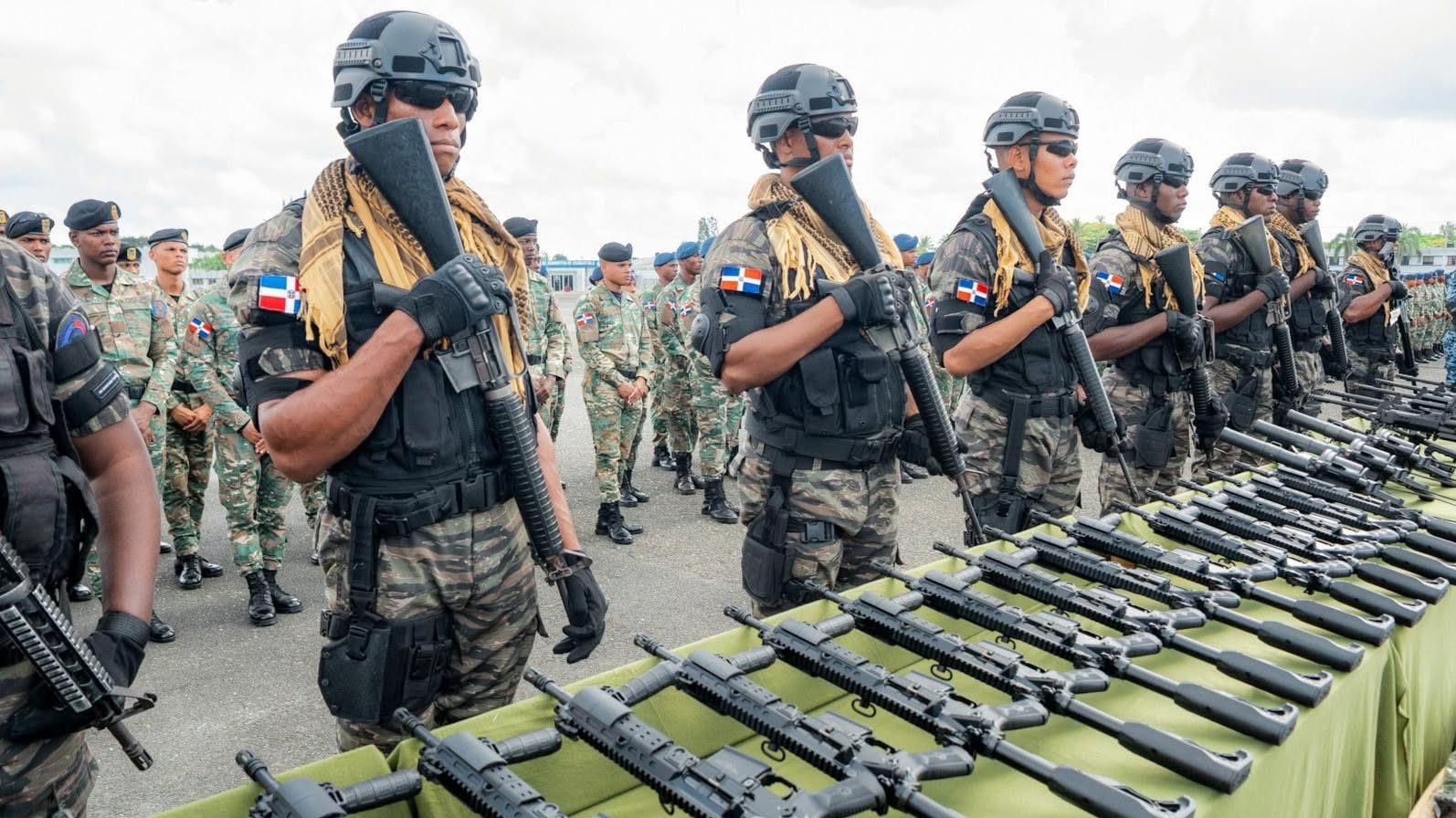 Ministerio de Defensa entrega equipos y armamento a la Armada y la Fuerza Aérea