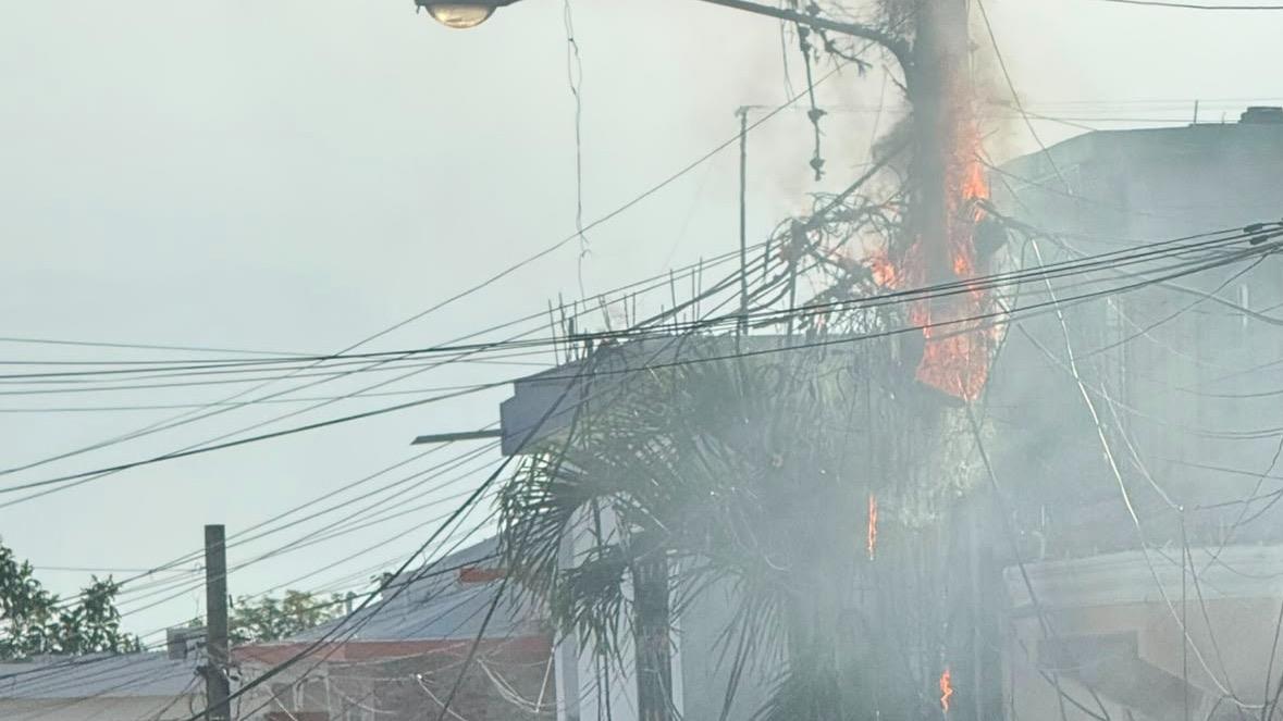 Incendio en poste eléctrico atemorizó a residentes de un sector de Puerto Plata