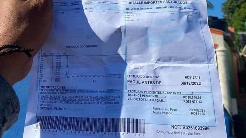 Alta factura eléctrica y apagones causan malestar entre ciudadanos puertoplateños