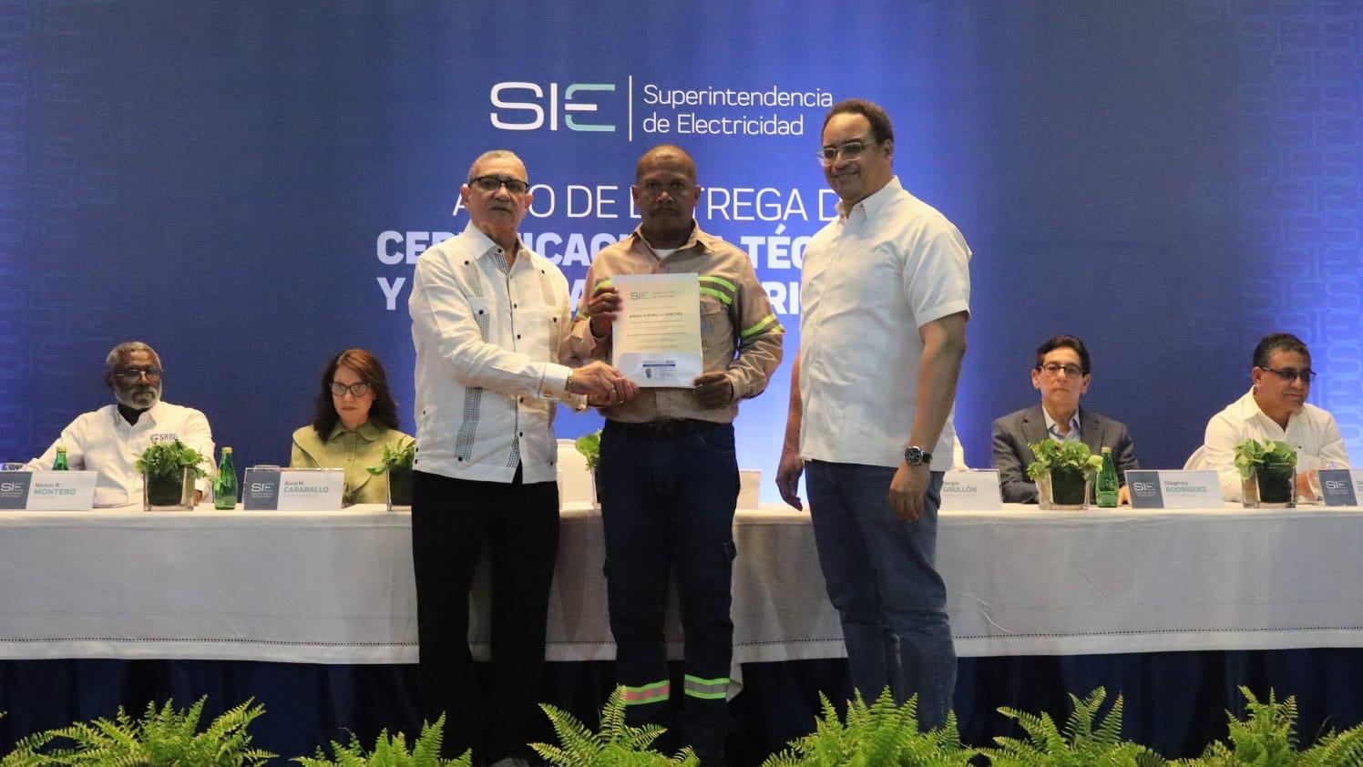 INFOTEP certifica por competencias 300 técnicos electricistas junto a la Superintendencia de Electricidad            