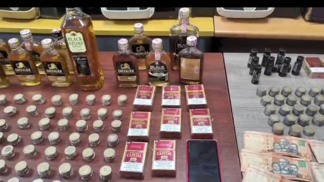 Policía Nacional y DINTEL realizan tres allanamientos en Puerto Plata y ocupan máquinas tragamonedas, armas blancas y otros artículos