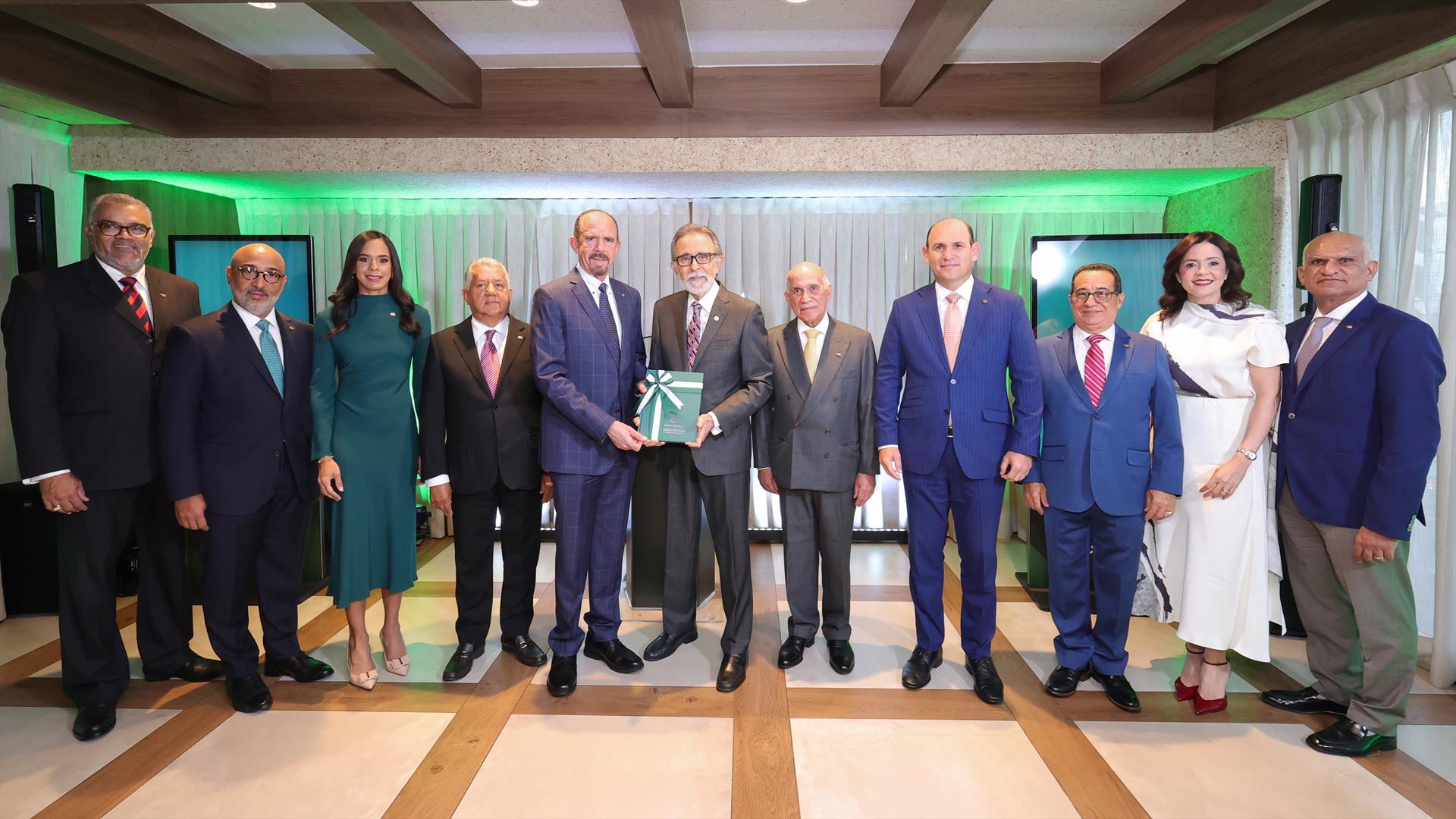 Banco Caribe reconoce trayectoria de Edmundo Aja y su aporte al desarrollo de la institución
