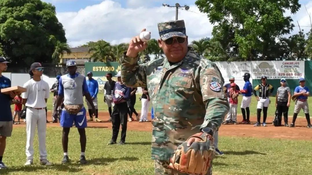 General Martínez Pérez realizó lanzamiento de honor en torneo de béisbol de Villa Montellano